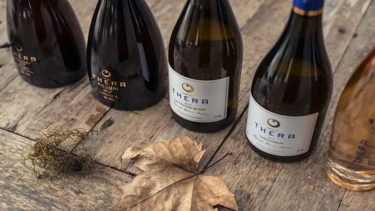 a imagem mostra diferentes garrafas de vinhos da Thera