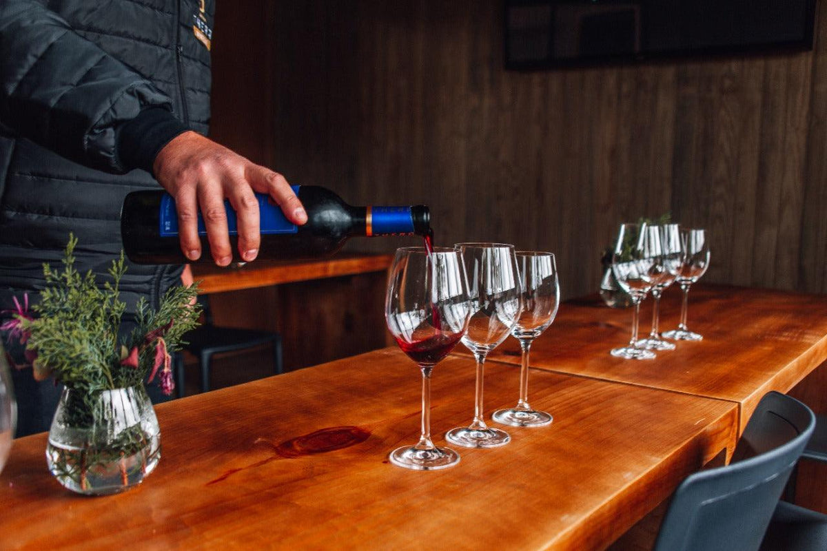 Por que o sommelier serve uma pequena dose de vinho antes de encher as taças?
